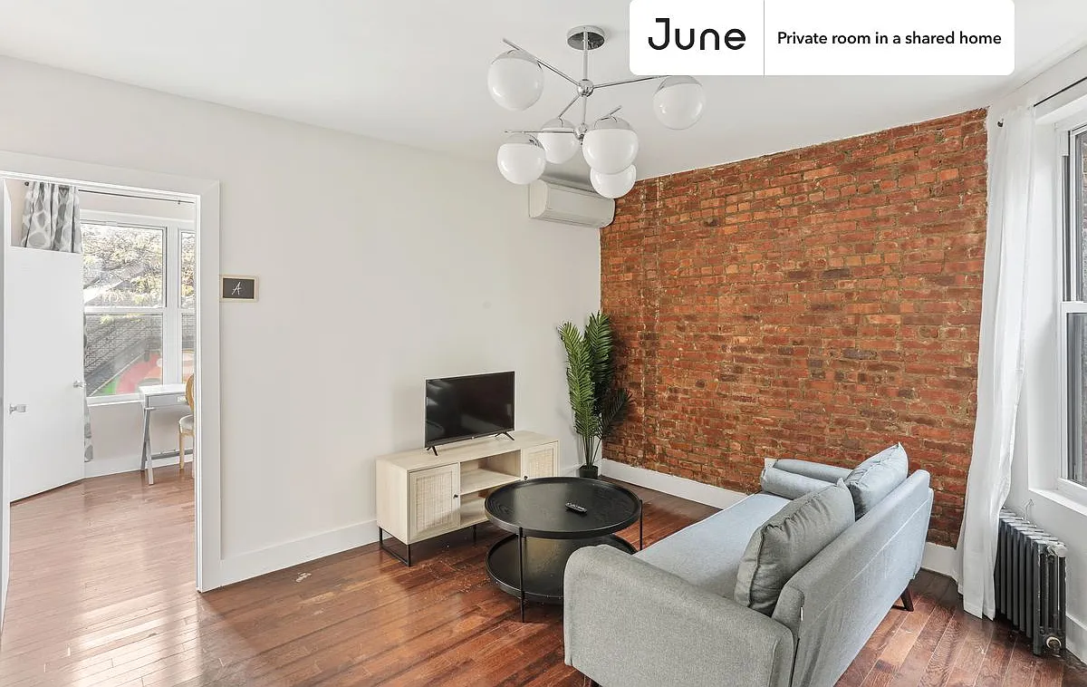 Queen bedroom in 3 bed/1 bath home in Prospect Park South #749 B — Photo 3