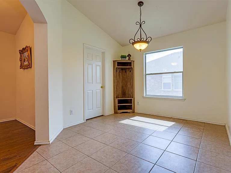 1213 Columbus Ln — Photo 3