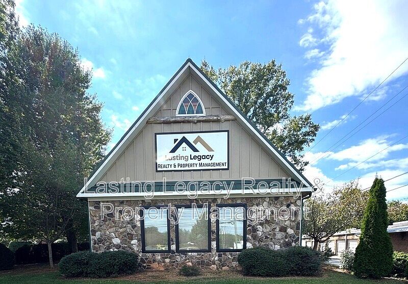 1st image of 120 Boxwood Village Dr