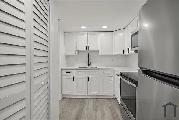 3704 Broadway #206