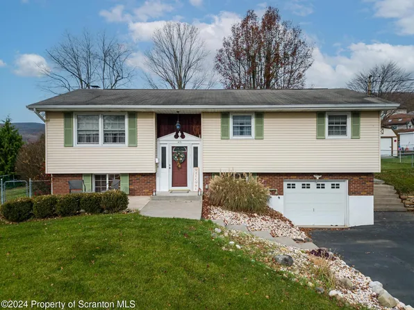 431 Delaware St, Peckville, PA 18452
