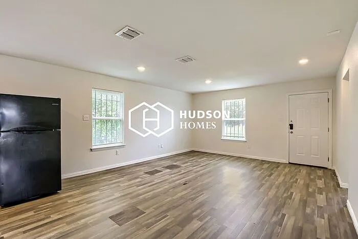 3 bed, 2.0 bath, 909 sqft, $935 — Photo 3