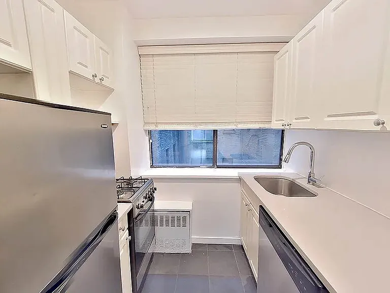 114 E 40th St #6D2 — Photo 5