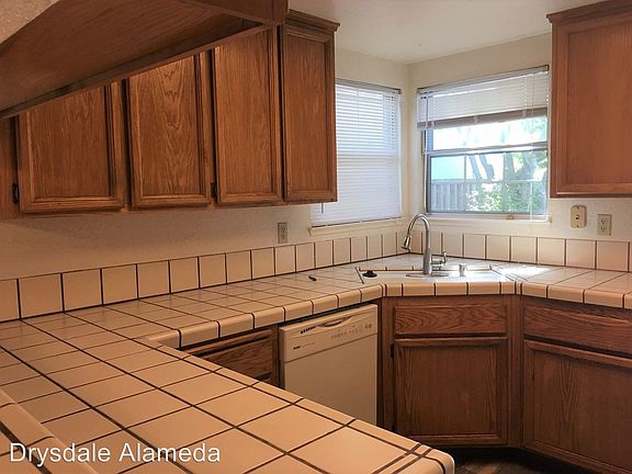 3rd image of 3457 Catalina Ave