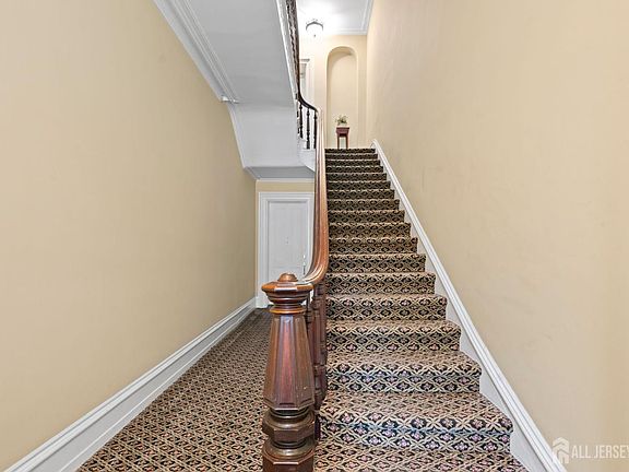 3rd image of 10 Bayard Ln APT 5