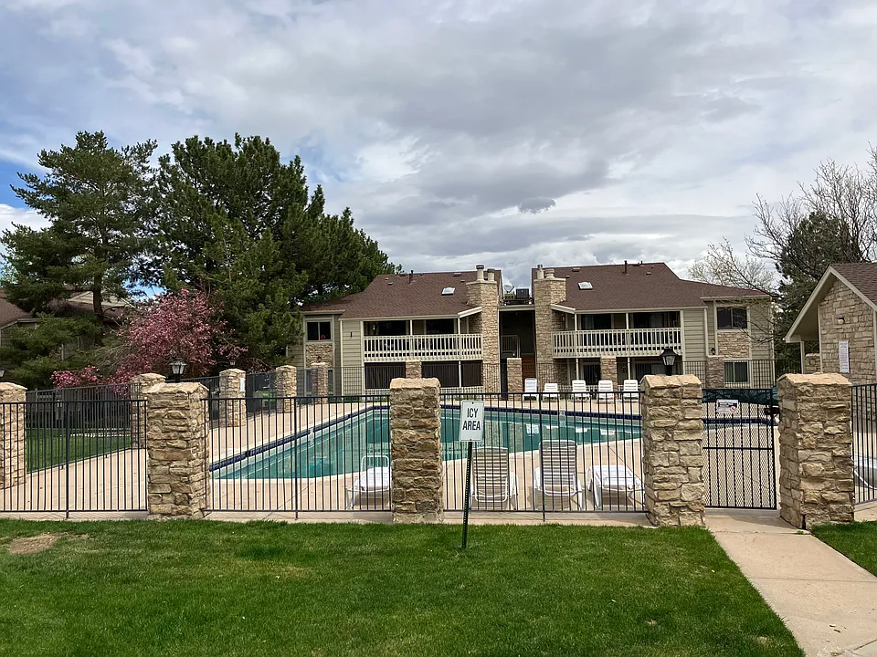 8225 Fairmount Dr #10-204