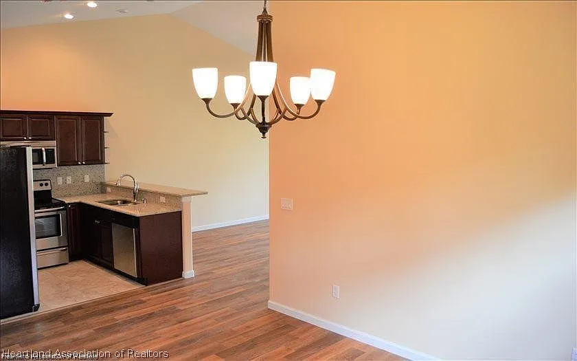 2 bed, 2.0 bath, 5259 sqft, $1,700 — Photo 4