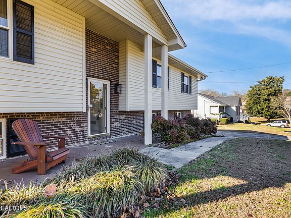 3rd image of 2555 Robinson Dr