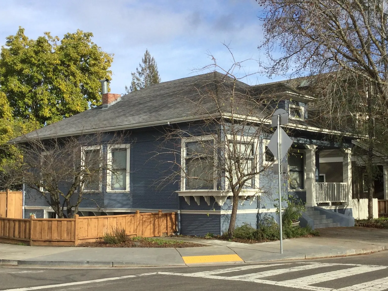 990 California St — Photo 2