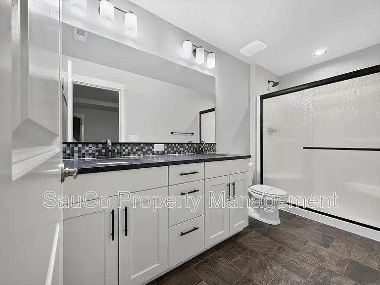 822 SE Bacarra St — Photo 16