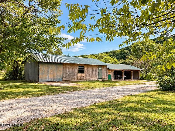 2nd image of 1444 Bear Hollow Rd