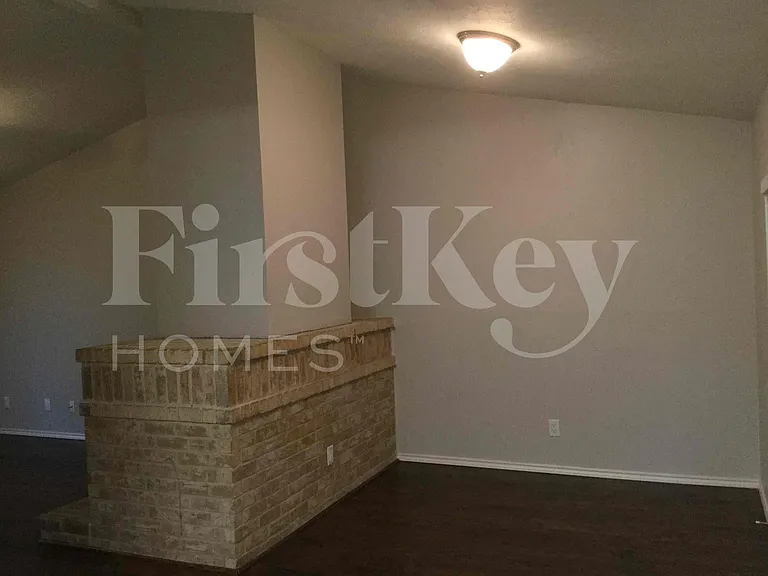 717 Redbud Dr — Photo 3