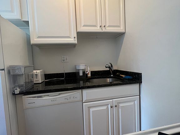 2nd image of 28 Langdon St APT 9