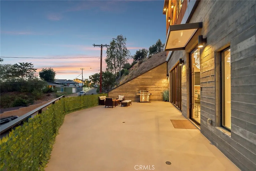 3 bed, 2.5 bath, 2040 sqft, $6,000 — Photo 3