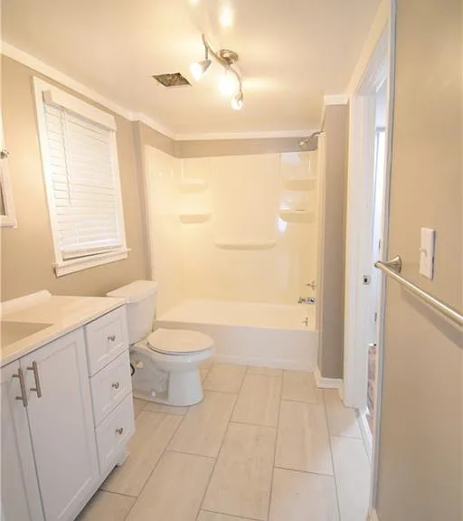 1077 Henderson St — Photo 17