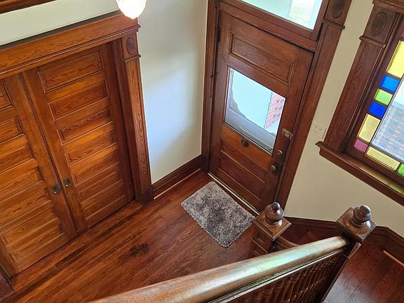 4th image of 304 W Main St
