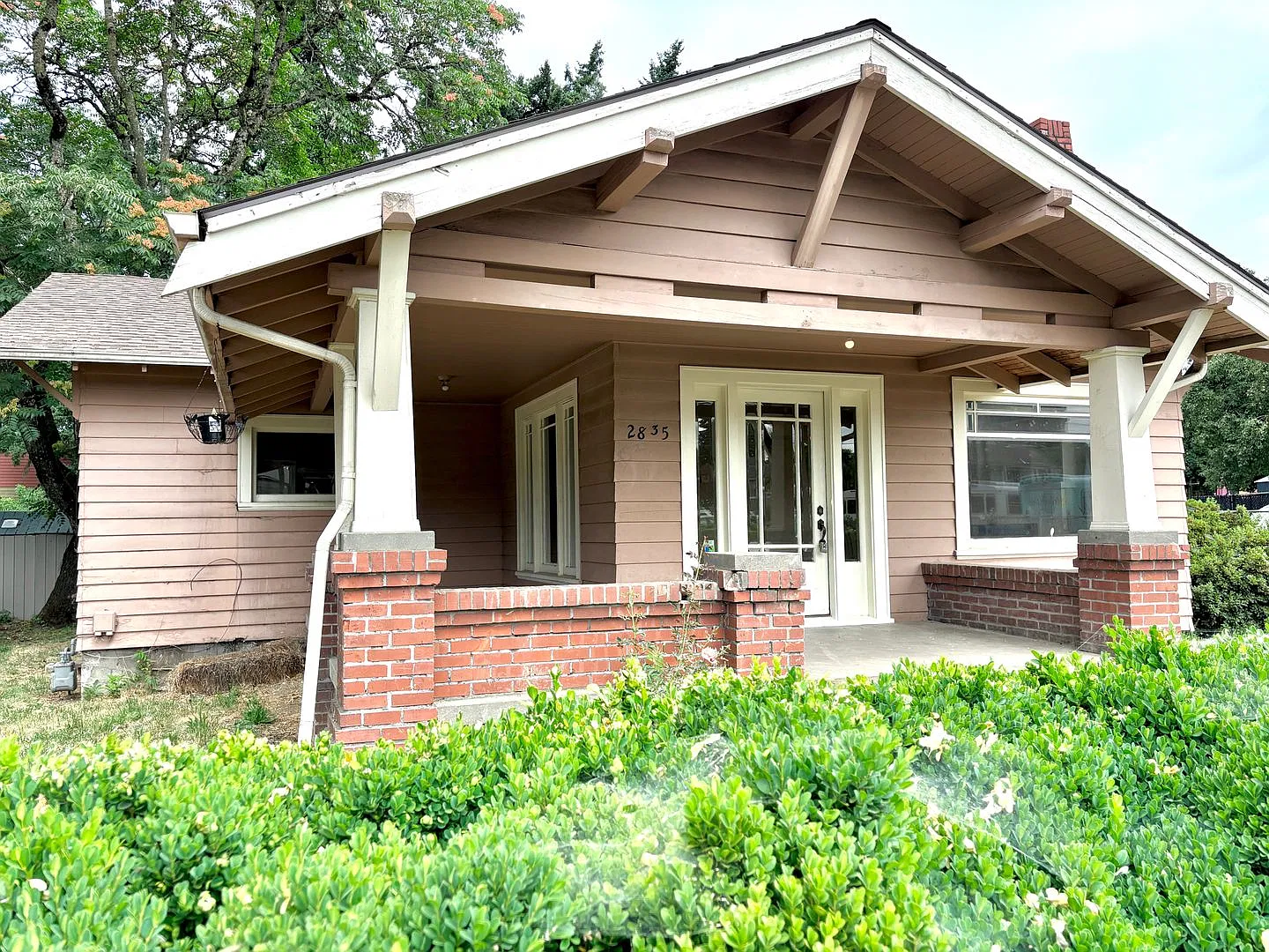 Historic Milwaukie 3 bedroom bungalow with Hardwood and fully fenced yard — Photo 1