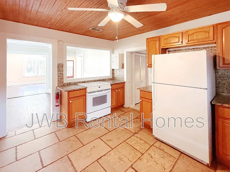 Avondale — Photo 3