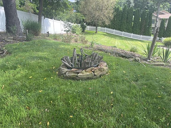 5th image of 33 Fox Sparrow Rd