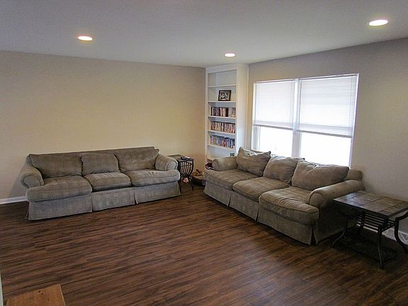 3rd image of 1040 Arrowhead Dr