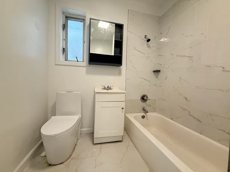 28 E 47th St #4 — Photo 7