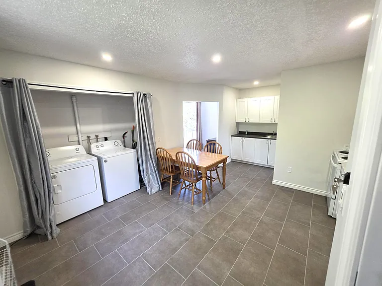256 Edinburgh St — Photo 3