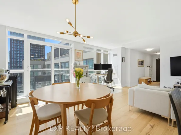 230 King St E #Penthouse 20, Toronto, ON M5A 1K5