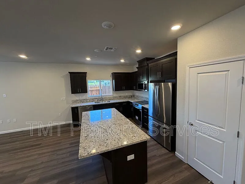 3 bed, 2.0 bath, 1845 sqft, $2,995 — Photo 4