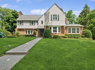 9 North Dr, Great Neck, NY 11021