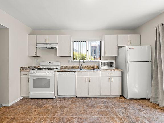 4th image of 30 Chestnut Ct