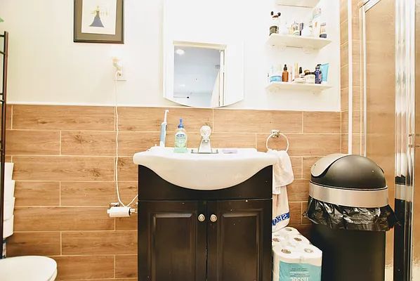 Rented by Dakis Group LLC | media 9