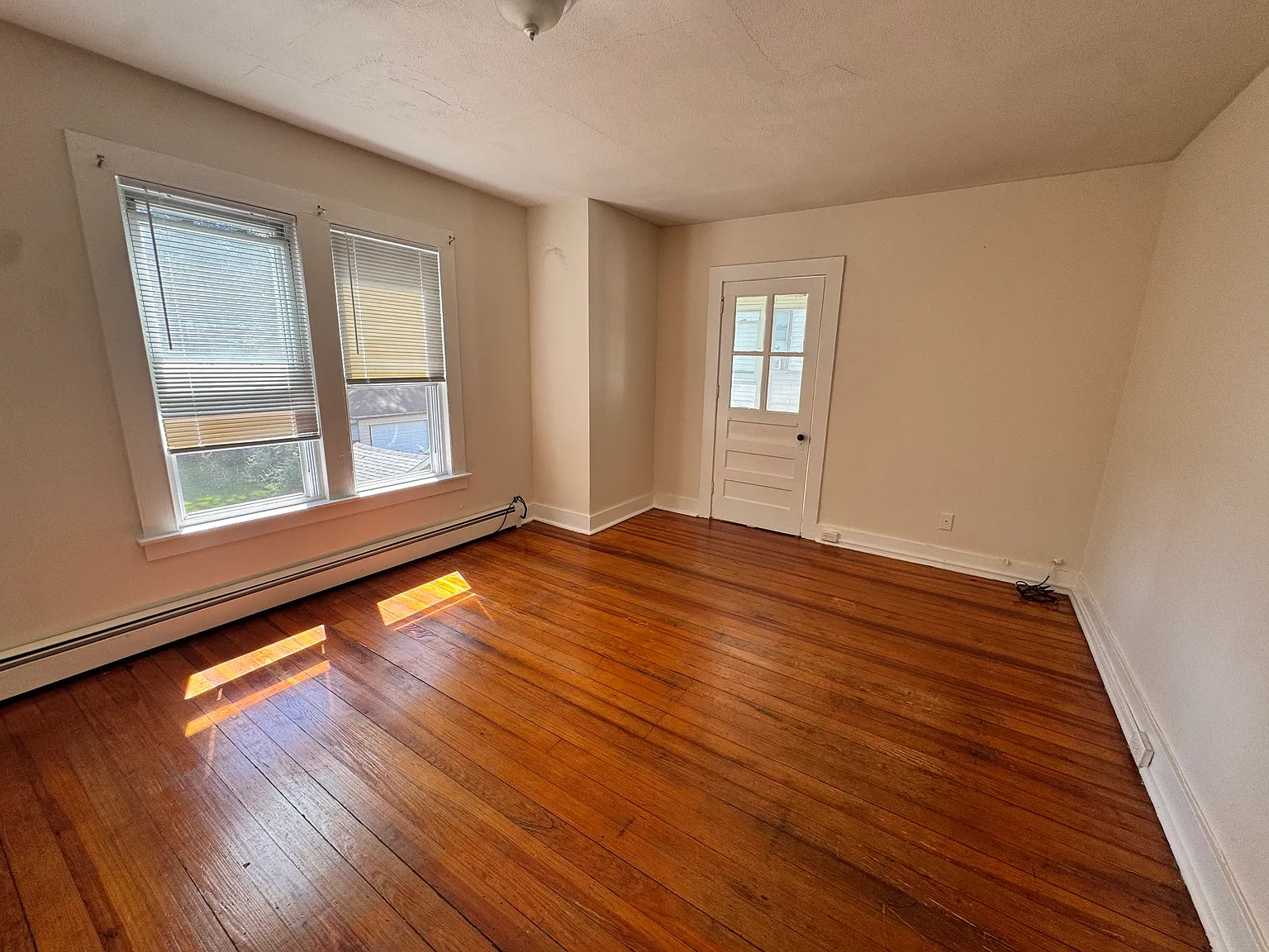 3 bed, 1050 sqft, $1,750 — Photo 2