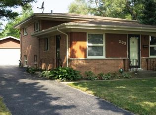 209 Kenloch Ave, Libertyville, IL 60048