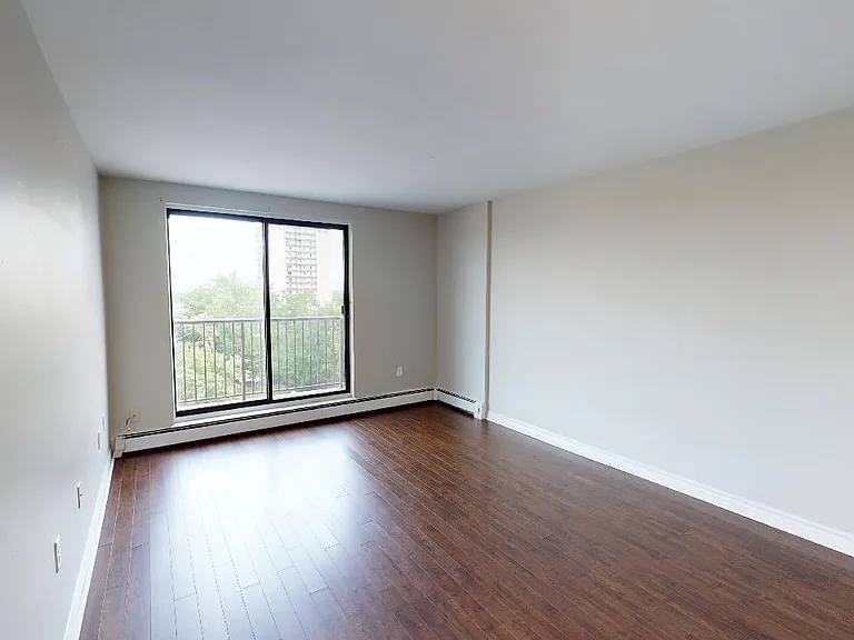 470 Dundas St — Photo 20