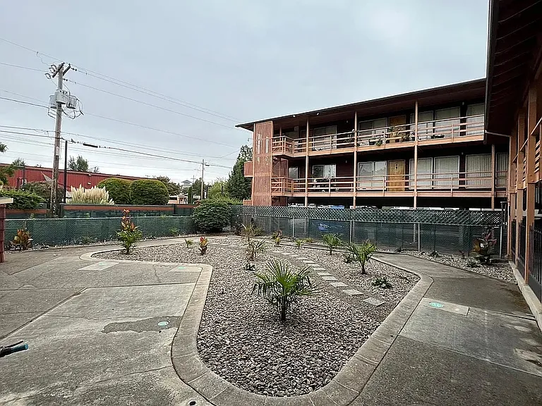 170 Owens St S #209 — Photo 8