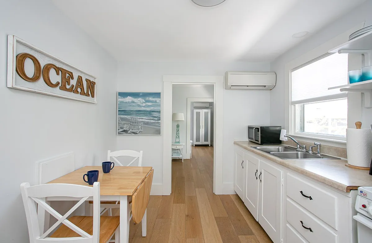 Building Photo - 109B Aquidneck Ave
