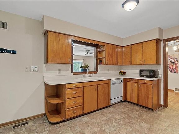 4th image of 8413 Russell St
