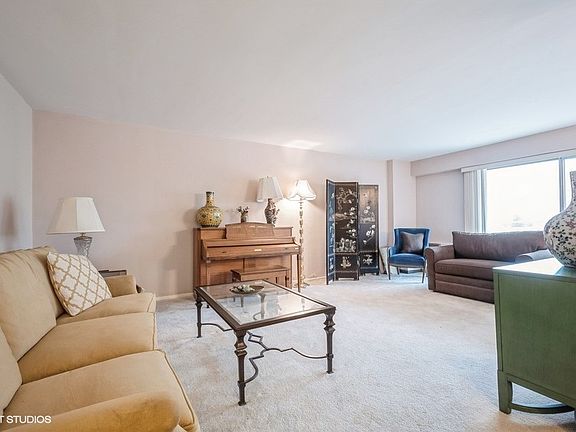 3rd image of 7061 N Kedzie Ave Suite 313