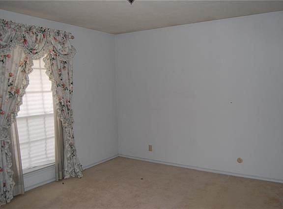 5th image of 3414 Peachtree Ln