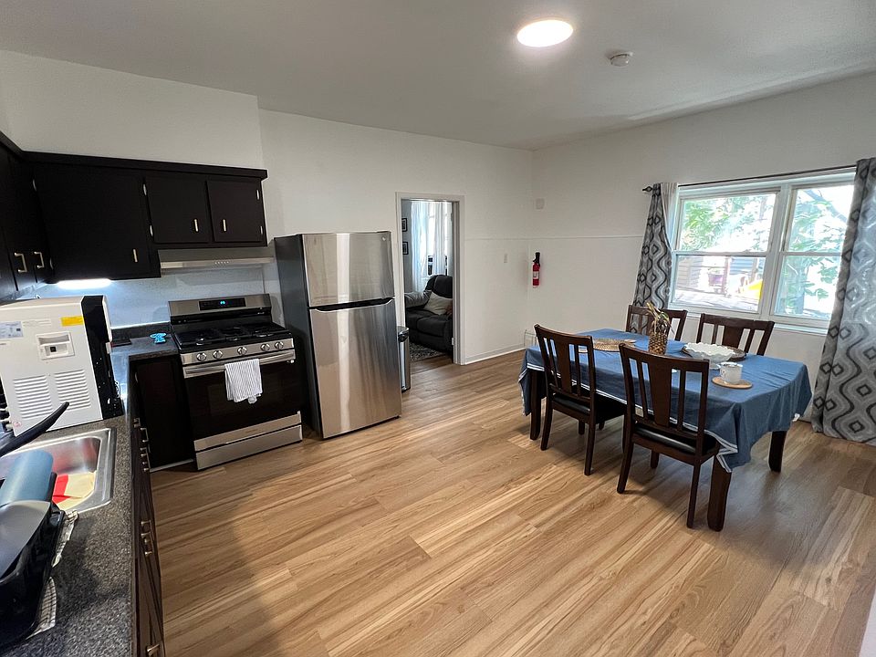 Eat-in kitchen