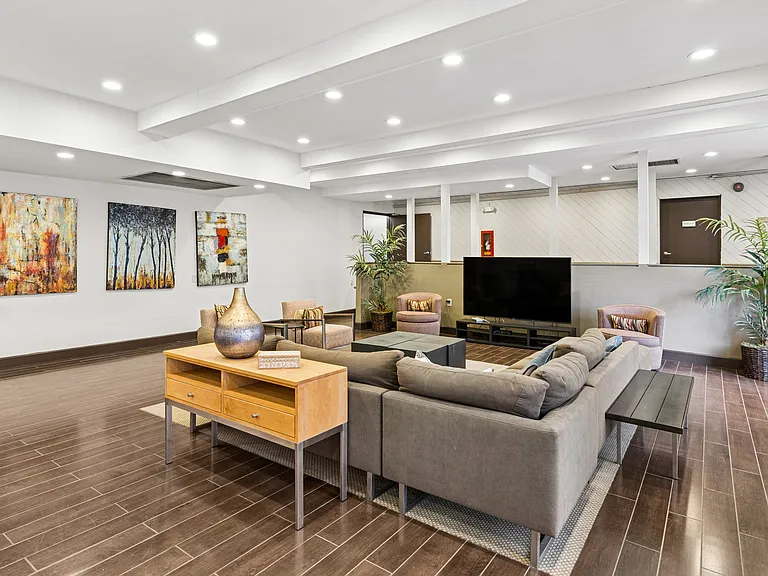 Oak Park Apartments — Photo 14