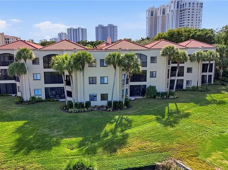 7048 Pelican Bay Blvd #C-302 — Photo 40
