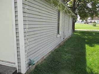 4th image of 995 E Broadway St
