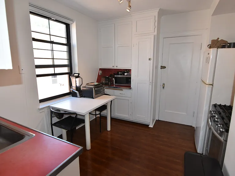 94 Marion St #5 — Photo 6