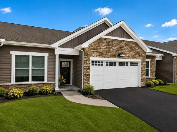 127 Cedarway Cir #402, Webster, NY 14580