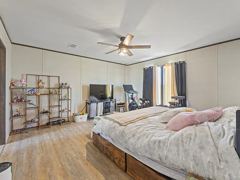 300 Reed Rd — Photo 11