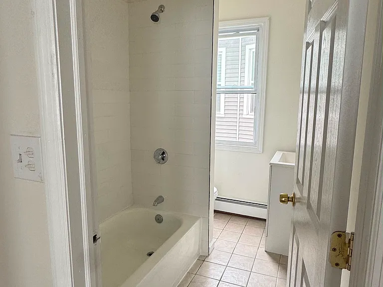 180 Howe Ave — Photo 19