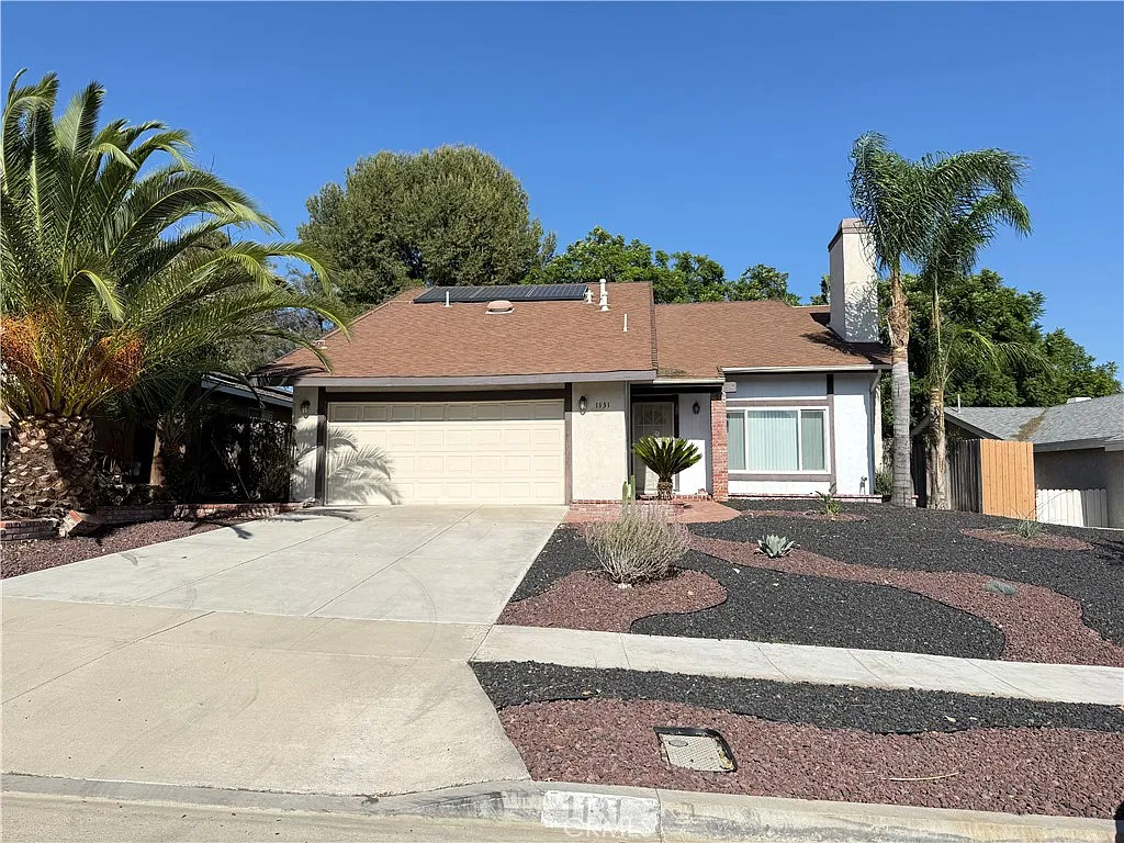 5 bed, 2.5 bath, 1895 sqft, $3,500 — Photo 2