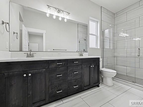 5th image of 472 Spruce Way