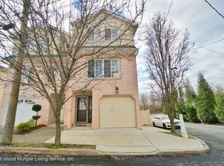106 Ambassador Ln, Staten Island, NY 10309